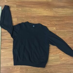 Uniqlo Men's Black Crewneck Sweater